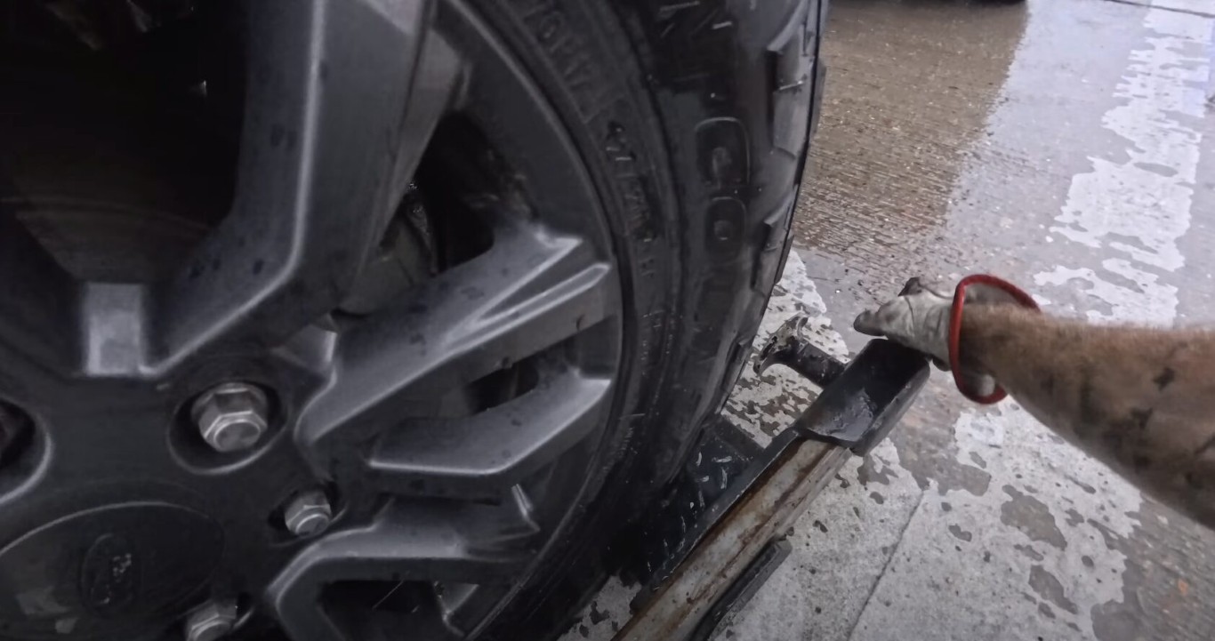 Quick flat tire assistance preventing vehicle damage in New Britain, CT